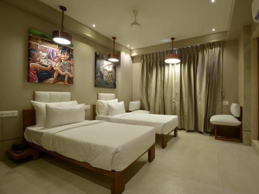 Urbane The Hotel Ahmedabad Extérieur photo