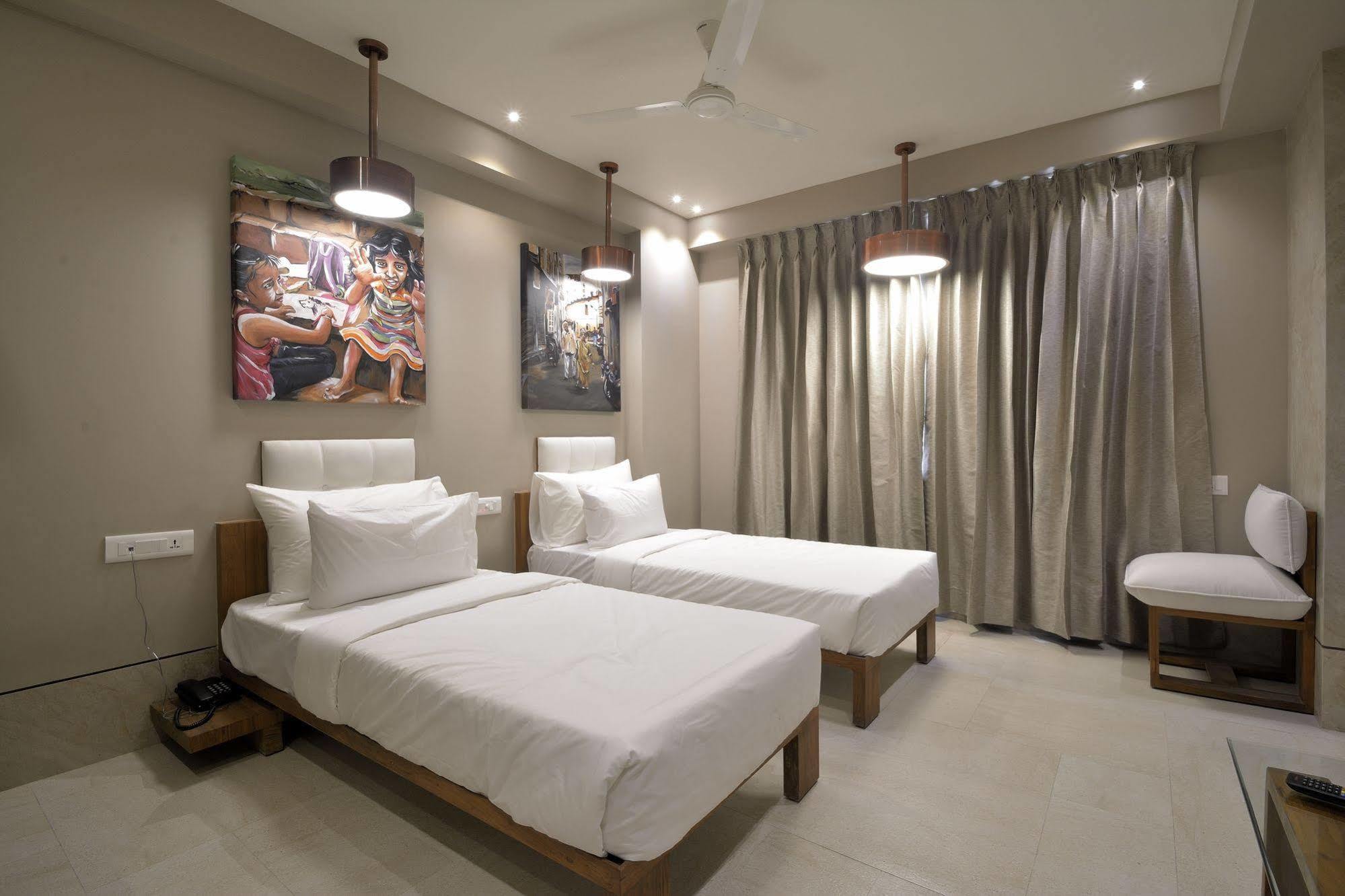 Urbane The Hotel Ahmedabad Extérieur photo